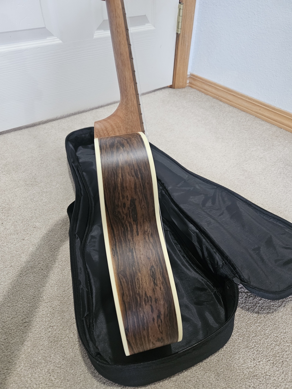 Concert Ukulele - Picture 6 of 10